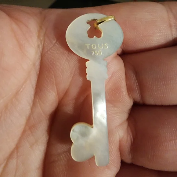 TOUS 18k gold and mother of pearl pendant